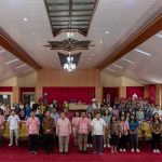 Foto bersama setelah kegiatan pelatihan dan pendampingan penggunaan Aplikasi SIMPK-UPR di Aula Rahan Gedung Rektorat Universitas Palangka Raya (Foto : Humas Universitas Palangka Raya)