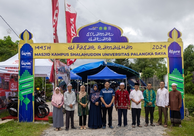 Foto bersama setelah pembukaan Pasar Ramadhan Mesjid Kampus Shalahuddin Universitas Palangka Raya (Foto Humas Universitas Palangka Raya)