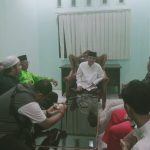 Ketua Dewan Pertimbangan DPD Partai Golkar Kalteng, Abdul Razak sedang diwawancara awak media (Foto : Nopri)