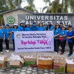 Ketua DWP UPR, Rosana Salampak, S.E.,M.Si foto bersama sebelum membagikan takjil gratis (Foto : Humas Universitas Palangka Raya)