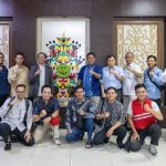 Screenshot_2024-03-28-22-38-08-67 Rektor UPR, Prof. Dr. Ir. Salampak MS foto bersama setelah acara silahturahmi di Universitas Palangka Raya (Foto : Nopri)