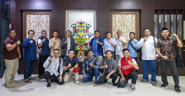 Rektor UPR, Prof. Dr. Ir. Salampak MS foto bersama setelah acara silahturahmi di Universitas Palangka Raya (Foto : Nopri)