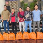 Screenshot_2024-03-31-09-36-05-49 Foto bersama saat penyerahan parsel Idul Fitri di Jalan Perintis, Kelurahan Panarung, Kecamatan Pahandut, Palangka Raya (Foto : Nopri)