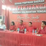 Pudjirustaty Narang saat mendaftarkan diri ke Sekretariat PDIP Kalteng (Foto : Nopri)