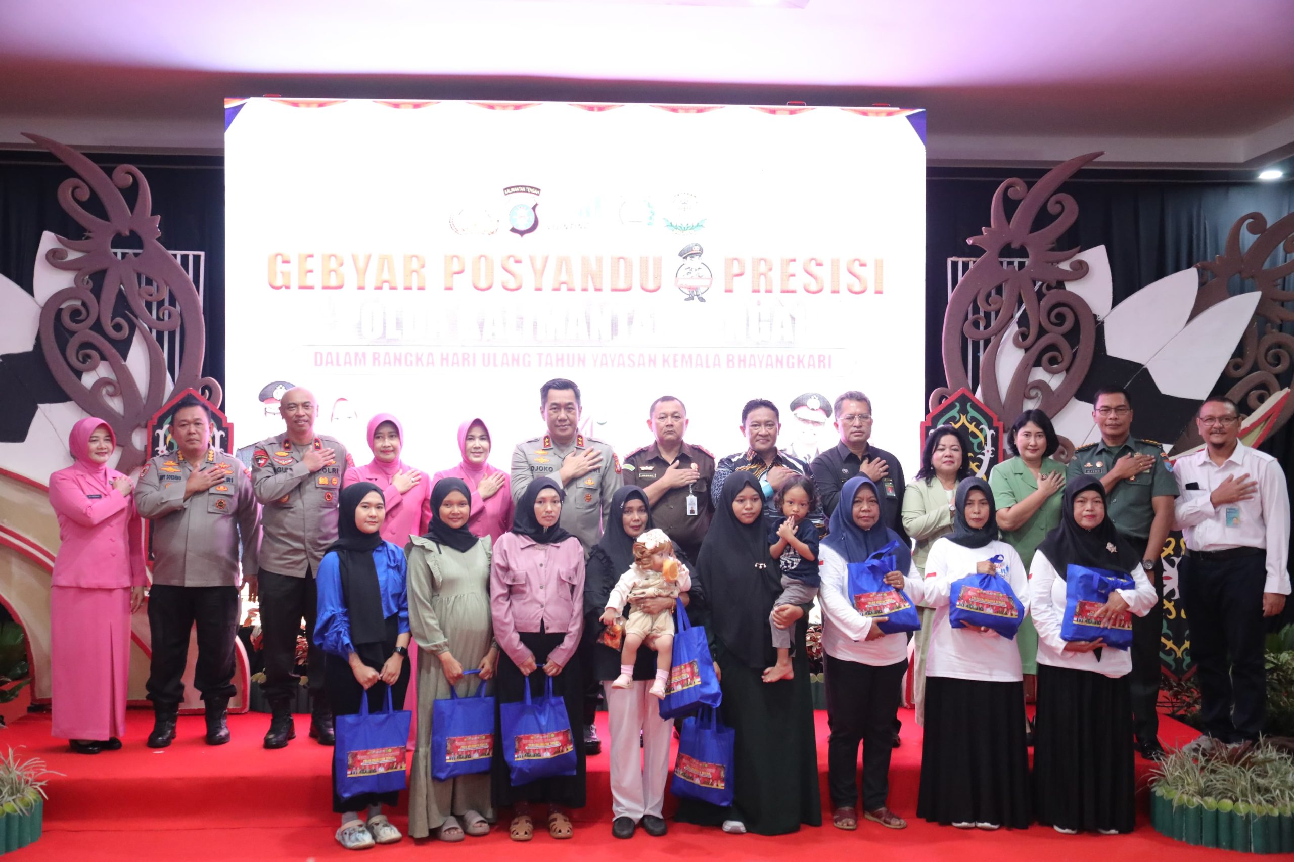 PENANGANAN STUNTING : Wakil Gubernur Kalimantan Tengah (Kalteng), H. Edy Pratowo menghadiri kegiatan Bakti Kesehatan dan  Bantuan Sosial “Gebyar Posyandu Presisi Polda Kalteng”, di Aula Universitas Palangka Raya, Kota Palangka Raya, Rabu (8/5/2024). (foto:mmc)