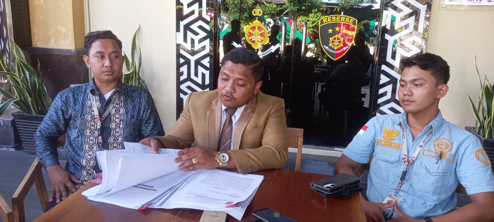 PELAPORAN : Jeffriko Seran didampingi rekan sejawat saat di konfirmasi media terkait laporan dugaan penipuan secara online yang dilakukan akun instagram warawiri, di depan Gedung Ditreskrimsus Polda Kalteng, Senin (13/5/2024). (foto:ard)