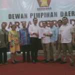 Timerasi Labat saat menyerahkan berkas pendaftaran sebagai bakal calon Wakil Gubernur Kalteng kepada Sekretaris DPD Gerindra Kalteng, Agus Pramono (Foto : Nopri)