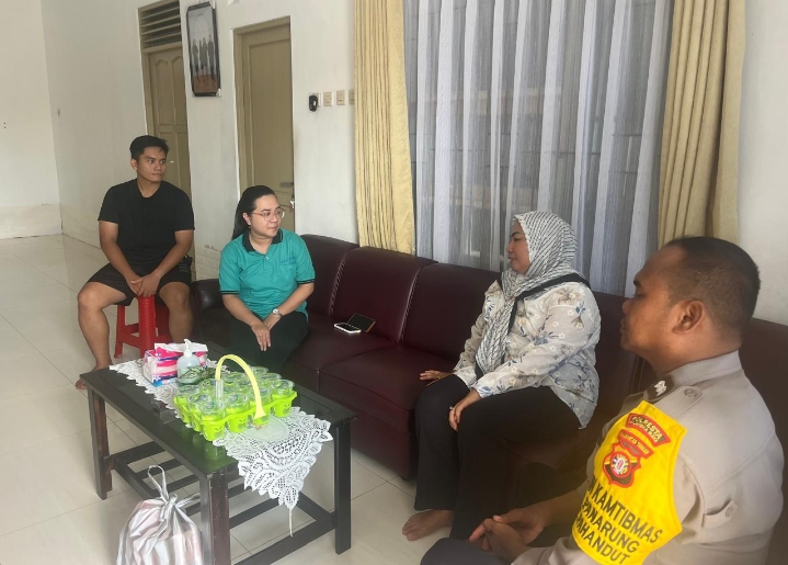 Lurah Panarung, Evi Kahayanti bersama dengan pihak terkait saat melaksanakan kunjungan ke salah satu tokoh di wilayahnya (Foto : Ist)