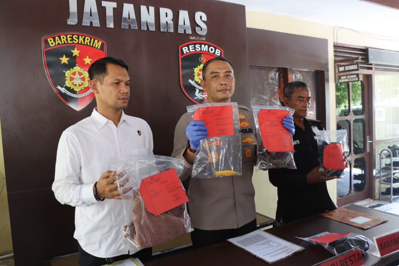 TUNJUKAN ALAT BUKTI : Kapolresta Palangka Raya, Kombes Pol Budi Santosa bersama Kasat Reskrim, Kompol Ronny Nababan saat menggelar press rilis kasus pembunuhan santi terhadap ustazah, Kamis (16/5/2024). (foto:Polresta Palangka raya)