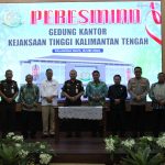 PERESMIAN : Kajati Kalteng,Undang Mugopal (Lima kiri) berfoto bersama dengan kajati lama seperti Adi,Mukri,Iman serta Wagub Kalteng, Edy Pratowo (lima kanan), Kapolda Kalteng, Irjen Djoko Poerwanto, Danrem 102/pjg, Iwan saat peresmian Gedung baru Kejati Kalteng, Kamis (16/5/2024). (foto: kejati Kalteng)