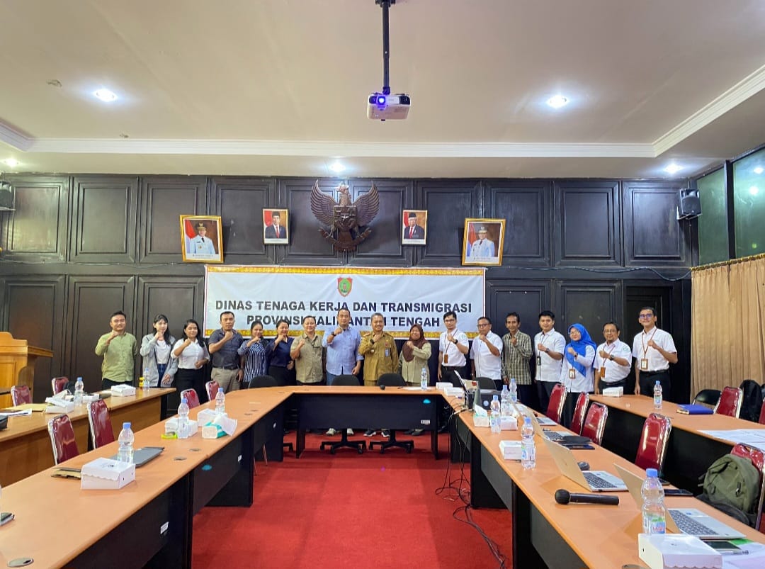 BUKA KEGIATAN : Kepala Disnakertrans Kalteng, Farid Wajdi saat membuka Pengawasan dan Pemeriksaan Bersama (Wasrikber) kepada 89 pemberi kerja, selain penyelenggara negara, di wilayah Kota Palangka Raya, Kabupaten Kapuas, Kabupaten Pulang Pisau, Kabupaten Gunung Mas dan Kabupaten Katingan, di Ruang Rapat Kantor Disnakertrans, Senin (3/6/2024). (foto:mmc)