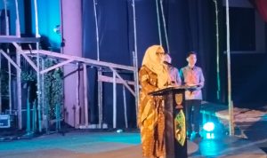 SAMBUTAN : Kepala Dinas Kebudayaan dan pariwisata Kalimantan Tengah, Adiah Chandra SarI saat menyampaikan sambutan dalam kegiatan gelar seni budaya, di Jalan Temanggung Tilung, Sabtu (29/6/2024). (foto:ist)