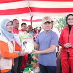 PENYERAHAN : Gubernur Kalteng, Sugianto Sabran menyerahkan secara simbolis paket sembako, di Bundaran Besar Palangka Raya, Minggu (9/6/2024). (FOTO:MMC)
