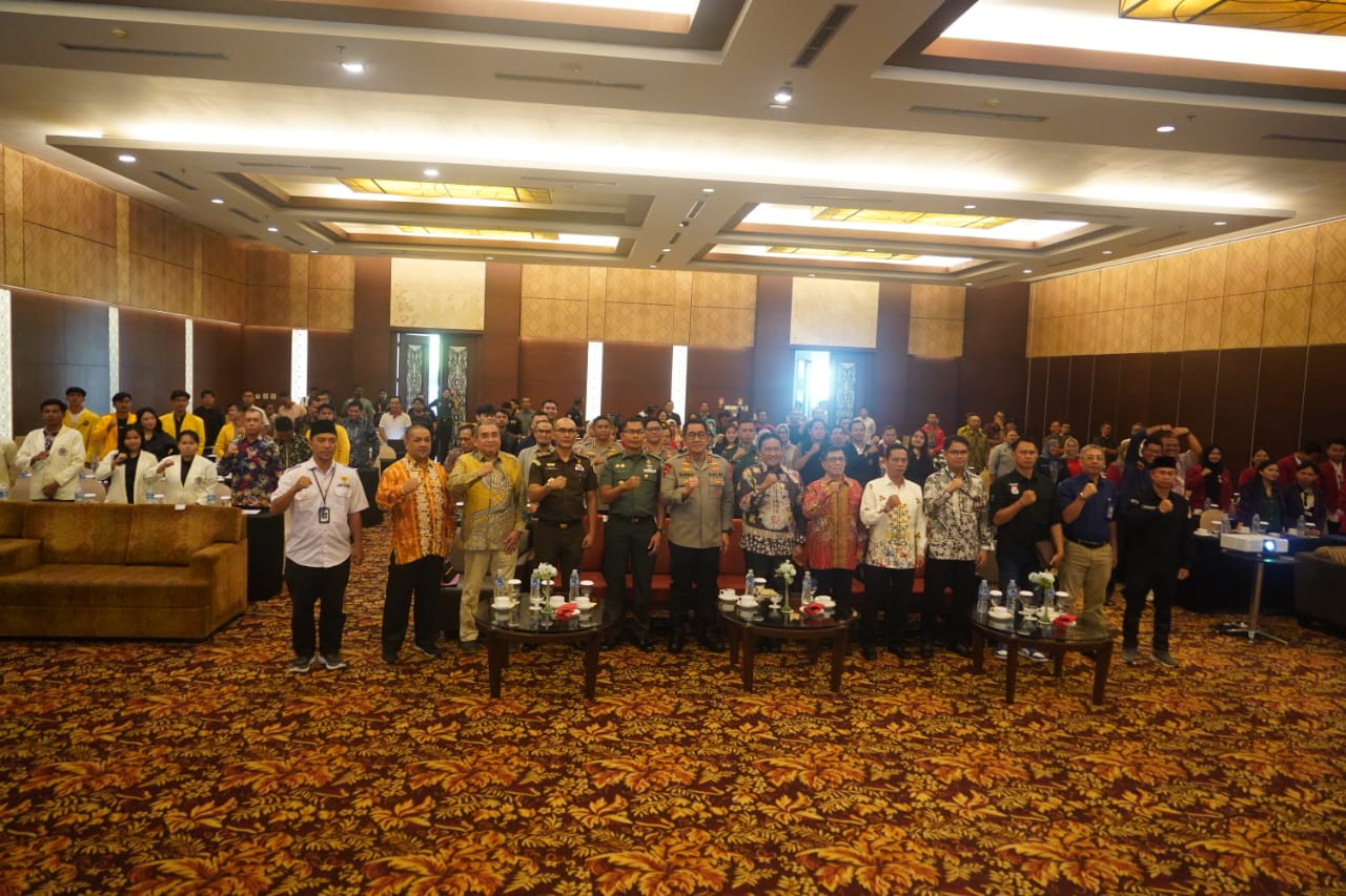 DISKUSI PUBLIK : Wakil Gubernur (Wagub) Kalteng H Edy Pratowo buka Diskusi Publik Jelang Pilkada Tahun 2024, yang bertemakan ”Mengawal Pilkada Serentak Kalteng 2024”, di Swiss-Belhotel Danum Palangka Raya, Kamis (20/6/2024). (FOTO:MMC)