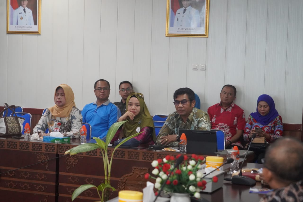 HADIRI : Kadiskominfo Santik Kalteng, Agus Siswadi menghadiri pertemuan BPSDM Kominfo RI,di Ruang Rapat Bajakah, LT. II Kantor Gubernur Kalteng, Jumat (21/6/2024). (foto:mmc)