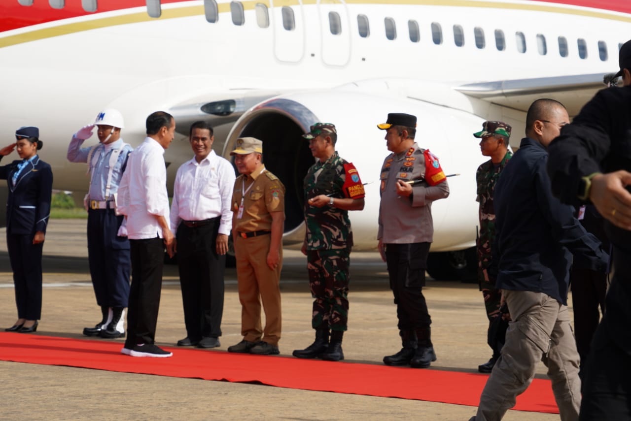 SAMBUT PRESIDEN RI: Gubernur Kalteng, Sugianto Sabran sambut kedatangan Presiden RI, Joko Widodo, di ruang VVIP Bandara Tjilik Riwut Palangka Raya, Rabu (26/6/2024).  (foto:mmc)