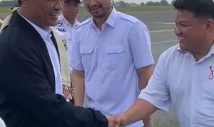 PENYAMBUTAN : Ketua Gempita Kalteng, Andi Wiyasa bersalaman dengan Mentan RI, Andi Amran Sulaiman saat kunjungan ke Kalteng,di Bandar Udara Tjilik Riwut Rabu (26/6/2024). (foto:Andi)