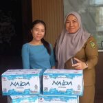 Lurah Panarung, Evi Kahayanti saat melaksanakan aksi sosial dengan membagikan puluhan dus air mineral untuk lembaga sosial (Foto : Ist)