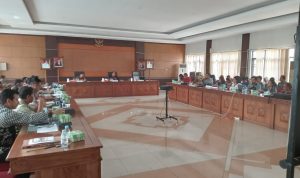 RAPAT EVALUASI: Pj Bupati Barito Timur Indra Gunawan memimpin rapat evaluasi realisasi Anggaran Pendapatan dan Belanja Daerah (APBD) Tahun Anggaran 2024. Kegiatan dilaksanakan di ruang rapat kantor bupati setempat, Kamis (20/06/2024). (foto:eko)