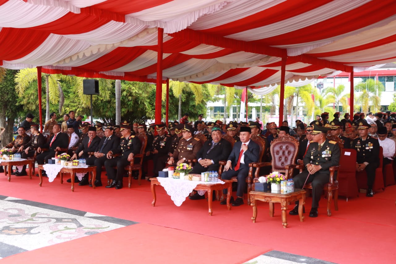 HADIRI : Gubernur Kalteng, Sugianto Sabran hadiri Upacara Hari Bhayangkara ke-78 Tahun 2024, di Halaman Kantor Gubernur Kalteng, Senin (1/7/2024). (foto:mmc)