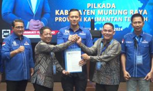 REKOMENDASI : Ketua Umum Partai Demokrat, Agus Harimurti Yudhoyono saat memberikan rekomendasi kepada Heriyus-Rahmanto sebagai bakal calon (bacalon) Bupati dan Wakil Bupati Murung Raya, Kalimantan Tengah, Sabtu (20/7/2024). (foto:Rahmanto)