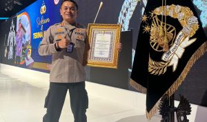 PELAYANAN PRIMA : Kapolres Murung Raya, AKBP Irwansyah saat menunjukan penghargaan dari Kemenpan-RB kategori pelayanan prima, di Jakarta, Selasa (9/7/2024). (foto:Polres Mura)