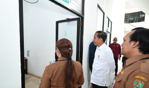 TINJAU: Presiden RI, Joko Widodo didampingi dr Vinny S Djala berkeliling RSUD Tamiang Layang.