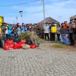 Foto bersama saat bakti sosial bersih-bersih bantaran Sungai Kahayan, Kelurahan Langkai, Kota Palangka Raya (Foto : Ist)