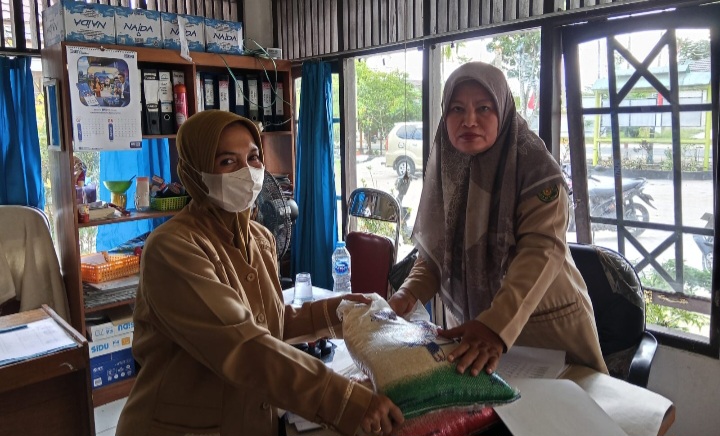 Penyaluran bantuan kepada sebelas Posyandu di Kelurahan Panarung (Foto : Ist)