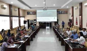 PERTEMUAN: Suasana saat jajaran Pemkab Kapuas lakukan pertemuan kunjungan lapangan dari Tim Kementerian PUPR dan Tim NUDS, di Aula Bappelitbangda Kapuas. (foto:ist)