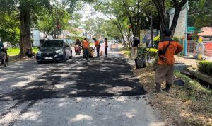 PERBAIKAN JALAN : Unit pemeliharaan rutin (UPR) Bidang Bina Marga Dinas Pekerjaan Umum, Penataan Ruang Perumahan, Kawasan Permukiman dan Pertanahan (PUPR-PKPP) Kabupaten Kapuas, melakukan penanganan atau perbaikan jalan berlubang di sejumlah ruas jalan dalam Kota Kuala Kapuas, Jumat (26/7/2024). (foto:Sri)