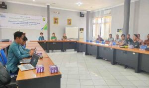 SOSIALISASI: Sosialisasi Jamsostek bagi penyedia jasa konstruksi di Dinas PUPR Kapuas. (foto:ist)