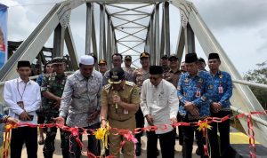 PERESMIAN : Pj Bupati Kapuas Erlin Hardi bersama Kepala Dinas PUPR-PKPP Kapuas usai meresmikan Jembatan Pasar Senin, di Desa Anjir Serapat Tengah KM 11 Kecamatan Kapuas Timur Kabupaten Kapuas, pada Senin (3/6/2024).(foto:Sri)