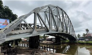 TIGA TAHAP: Jembatan Pasar Senin, di Desa Anjir Serapat Tengah KM 11 Kecamatan Kapuas Timur Kabupaten Kapuas, yang diresmikan oleh Pj Bupati Kapuas Erlin Hardi pada Senin (3/6/2024). (foto:Sri)