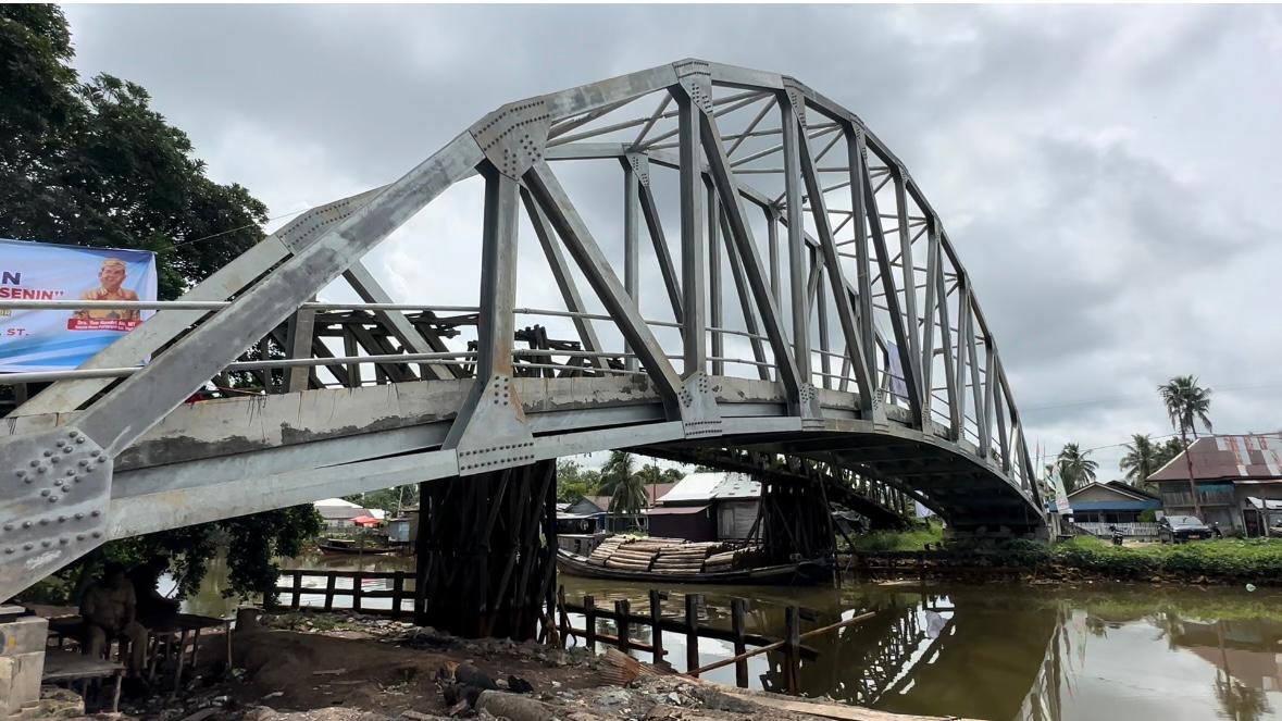 TIGA TAHAP: Jembatan Pasar Senin, di Desa Anjir Serapat Tengah KM 11 Kecamatan Kapuas Timur Kabupaten Kapuas, yang diresmikan oleh Pj Bupati Kapuas Erlin Hardi pada Senin (3/6/2024). (foto:Sri)