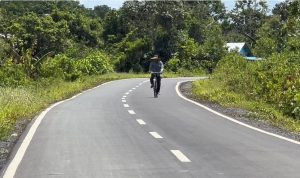 SELESAI : Pembangunan jalan tembus Sei Asam-batas Kalsel pada tahun 2023 telah selesai fungsional hingga ke ujung Palingkau Seberang. Saat ini jalan tersebut telah digunakan warga untuk bepergian dan mengangkut hasil pertanian. (foto:Sri)