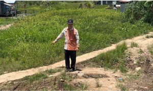 TINJAU: Kepala Dinas PUPR-PKP Kapuas Teras, saat meninjau lokasi lanjutan pembangunan jalan menuju batas Kalsel yang akan dikerjakan tahun 2024. (foto:Sri)