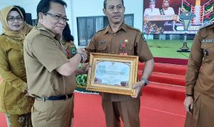 PENGHARGAAN : Kepala Dinas PUPR-PKP Kapuas Teras, saat menerima penghargaan dari Pj Bupati Kapuas Erlin Hardi, di Aula Rumah Jabatan Bupati Kapuas, Senin (22/1/2024). (foto:ist)