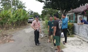 TINJAU : Kepala Dinas PUPR-PKP Kapuas Teras, saat meninjau kerusakan jalan di Gang BPP, Kecamatan Selat, Jumat (19/1/2024). (foto:Sri)