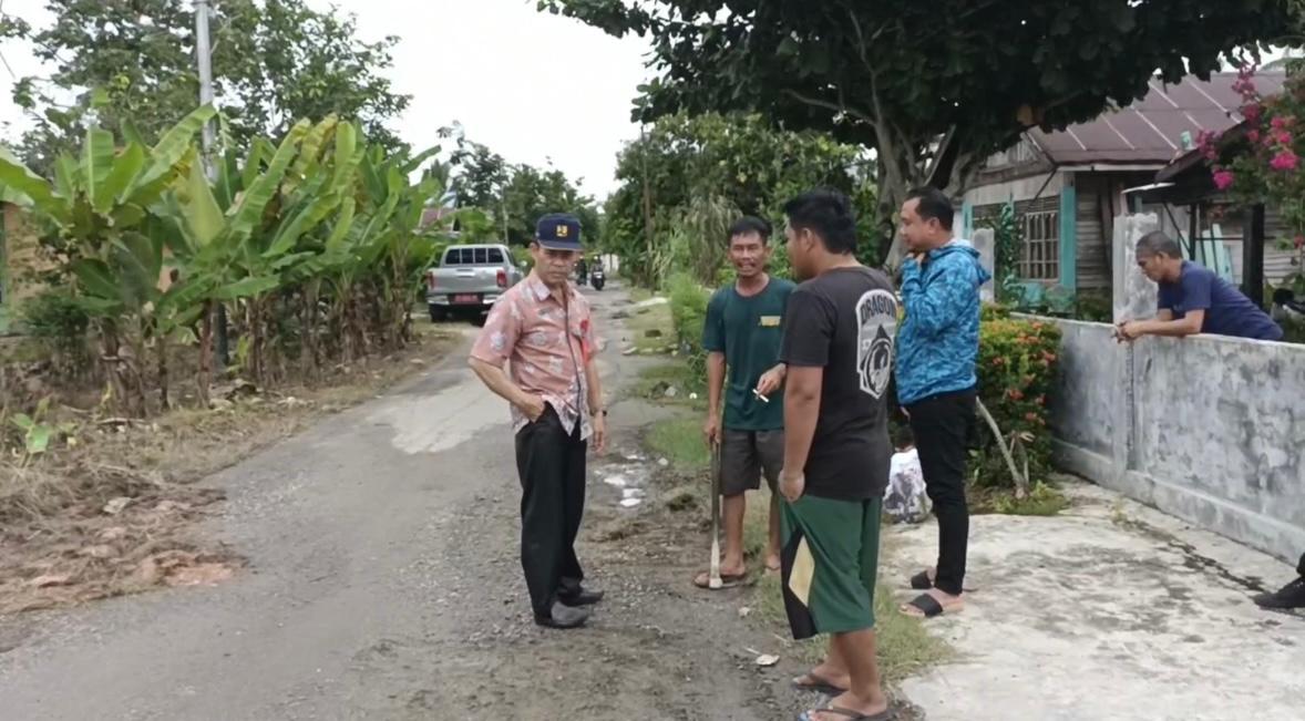 TINJAU : Kepala Dinas PUPR-PKP Kapuas Teras, saat meninjau kerusakan jalan di Gang BPP, Kecamatan Selat, Jumat (19/1/2024). (foto:Sri)