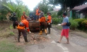 PENANGANAN : Petugas Dinas PUPR-PKP Kapuas saat lakukan penanganan sementara jalan rusak di Gang BPP, Kecamatan Selat, Jumat (19/1/2024) sore. (foto:Sri)