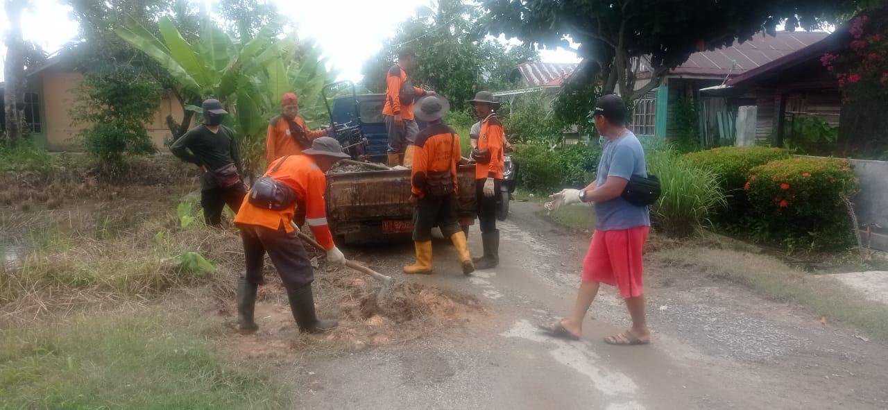 PENANGANAN : Petugas Dinas PUPR-PKP Kapuas saat lakukan penanganan sementara jalan rusak di Gang BPP, Kecamatan Selat, Jumat (19/1/2024) sore. (foto:Sri)