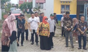 KAJI BANDING : Jajaran Dinas PUPR Kapuas kala mendampingi Komisi III DPRD Batola dalam rangkaian kunjungan kaji tiru ke lokasi perumahan NSD di wilayah Handel Bere Kelurahan Selat Utara, Kecamatan Selat Kapuas, Jumat (19/1/2024). (Foto:Sri)