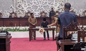 Penandatanganan berita acara persetujuan bersama antara Gubernur Kalteng dan pimpinan DPRD Kalteng di ruang rapat paripurna DPRD setempat (Foto : Ist)
