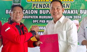 Wakil Ketua II DPRD Mura Rahmanto Muhidin saat salam komando dengan Anggota DPRD Heriyus M Yoseph