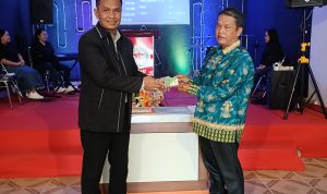 Ketua Kemasyarakatan Pengurus Provinsi GBI Provinsi Kalimantan Tengah Meihran bersama Pemimpin GBI Jemaat Anugerah Palangka Raya, Pdt. Rasiman Suyadi.