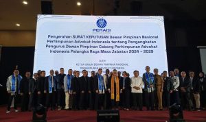 PELANTIKAN : Ketua Umum DPN Peradi, Prof. Dr. Otto Hasibuan, S.H., M.M.(selendang orange,red) berfoto bersama dengan pengurus DPC Peradi Palangka Raya usai pelantikan, di Ballroom Bahalap Hotel Palangka Raya, Senin (9/9/2024). (foto:ardi)