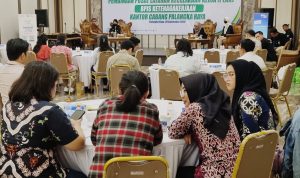 PEMBINAAN : BPJS Ketenagakerjaan (BPJAMSOSTEK) Palangka Raya melaksanakan Pembinaan program Pusat Layanan Kecelakaan Kerja (PLKK), di Loca Hotel Jalan RTA Milono KM 3,5 Palangka Raya. (FOTO:Bpjamsostek)