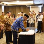 PERJANJIAN : Plt Sekretaris Daerah (Sekda) Kalteng M Katma F DirunTandatangani Perjanjian Kerja Sama (PKS) Sinergi dan Optimalisasi Pengelolaan Opsen dan Pajak Daerah, di Ruang Betang, Swiss-Belhotel Danum Palangka Raya, Selasa (1/10/2024). (foto:mmc)