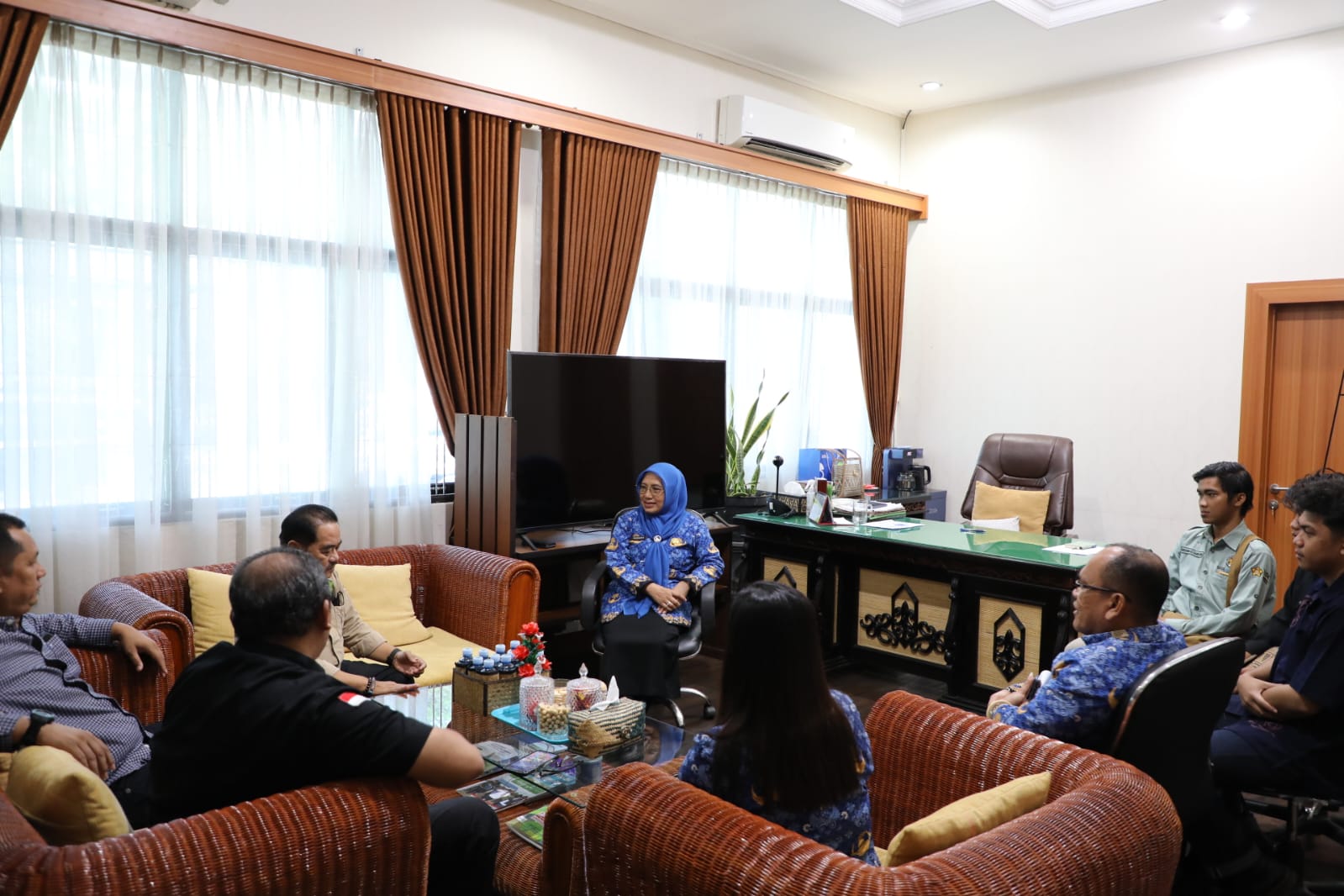 BAHAS PETERNAKAN : Kepala Dinas Tanaman Pangan, Hortikultura, dan Peternakan Kalimantan Tengah, Sunarti, menerima kunjungan perwakilan dari DPD Himpunan Peternak Domba Kambing Indonesia (HPDKI) Kalimantan Tengah di Kantor Dinas TPHP Kalimantan Tengah, Selasa (1/10/2024). (foto:mmc)